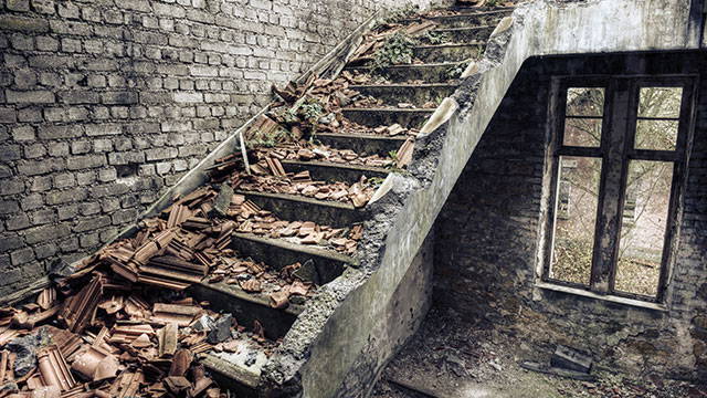 COLLAPSING STAIRCASE DREAM